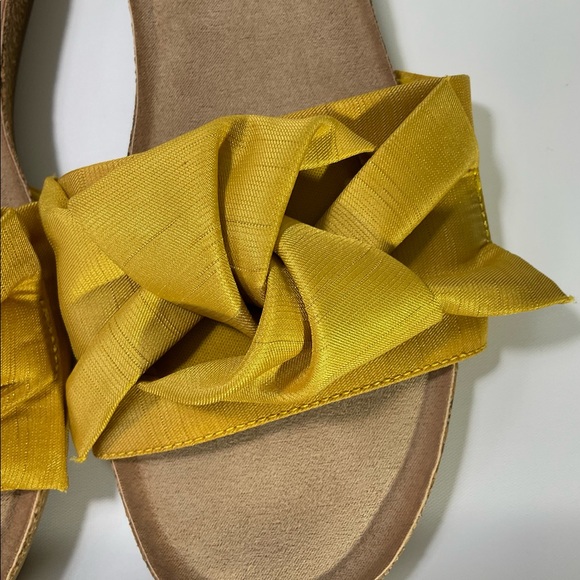 Fergalicious Moshi Sunflower Sandals Yellow Knotted Upper Cushion Insole Sz 8M - Picture 10 of 16